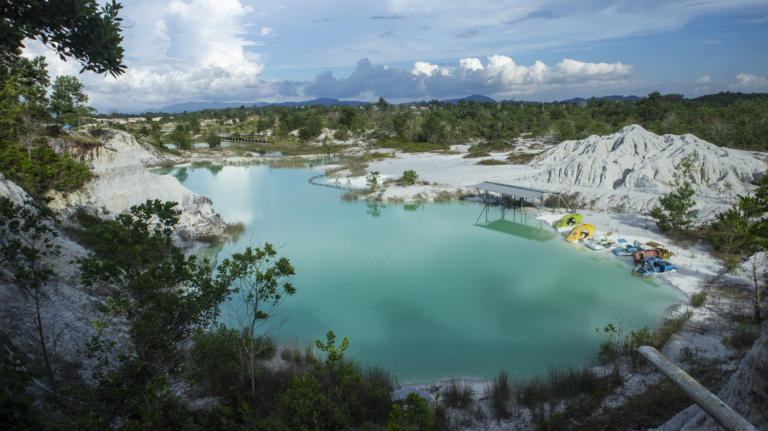 Danau Kaolin Biru: Keindahan Alam Unik yang Menawan di Bangka Tengah