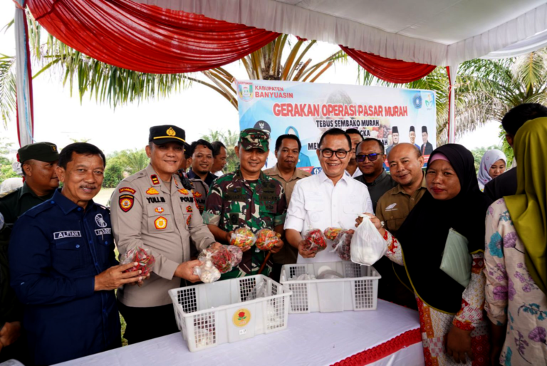Operasi Pasar Murah Betung: Langkah Pj. Bupati Banyuasin Hani Syopiar Rustam Mengendalikan Inflasi dan Meningkatkan Kesejahteraan Masyarakat