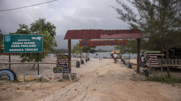 Danau Pading: Keindahan Tersembunyi di Balik Bukit Pading, Bangka Tengah