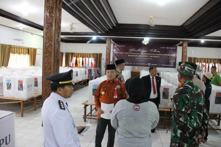 Pj Bupati Barito Selatan Tinjau Kesiapan Logistik KPU Menjelang Pilkada Serentak 2024