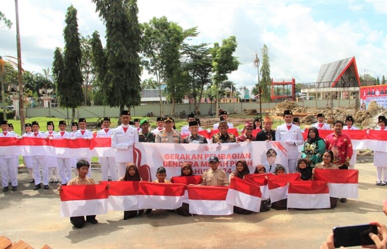 Pj Bupati Barsel Bagikan Bendera Merah Putih, Tingkatkan Semangat Nasionalisme